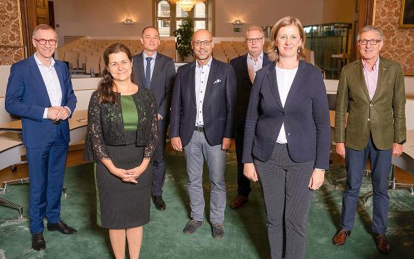 Soziallandesrätin Doris Kampus und Wirtschaftslandesrätin Barbara Eibinger-Miedl analysierten mit den Spitzen der steirischen Sozialpartner und des AMS die Lage am Arbeitsmarkt. © Land Steiermark/Drechsler; Nutzung bei Quellenangabe honorarfrei