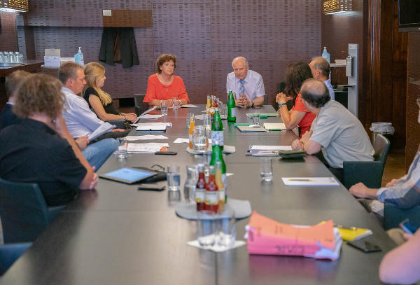 Umwelt- und Naturschutzlandesrätin Ursula Lackner hat am Montagnachmittag eine Gesprächsrunde zum Thema Wolf mit den relevanten InteressensvertreterInnen initiierte, um die Bedürfnisse des Naturschutzes, der Artenvielfalt und der Landwirtschaft erfüllen. © Land Steiermark/Purgstaller; bei Quellenangabe honorarfrei