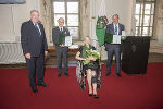 Landeshauptmann Hermann Schützenhöfer verlieh unter anderem Martin Auer, Eva Kauch und Klaus Bartelmuss (v.l.) Ehrenzeichen des Landes Steiermark.