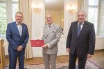 LH-Stv. Anton Lang, Christian Weniger und LH Hermann Schützenhöfer (v.l.) bei der Überreichung des Dekrets zum Berufstitel Professor. © Land Steiermark/Foto Fischer; Verwendung bei Quellenangabe honorarfrei