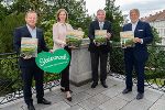 Große Freude über das neue Steiermark-Falstaff-Magazin: Landeshauptmann Hermann Schützenhöfer mit Herausgeber Wolfgang M. Rosam, Tourismuslandesrätin Barbara Eibinger-Miedl und Steiermark Tourismus-Geschäftsführer Erich Neuhold.  © Land Steiermark/Streibl