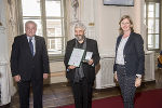 LH Hermann Schützenhöfer und LR Barbara Eibinger Miedl überreichten dem langjährigen Leiter der Kulturvermittlung Steiermark  Max Aufischer das Ehrenzeichen des Landes Steiermark für Wisschenschaft, Forschung und Kunst