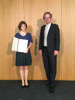 Lara Schönbacher (1. Preis, vorwissenschaftliche Arbeit) vom BG/BRG Pestalozzi) mit Landesrat Christopher Drexler. © Bilder: Land Steiermark; Verwendung bei Quellenangabe honorarfrei