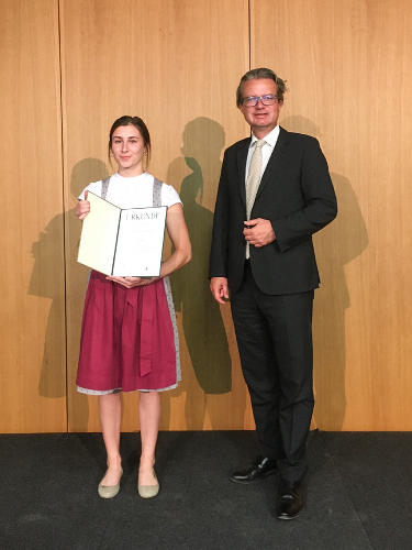 Anna Rettenwender (1. Preis, Diplomarbeiten) aus der Ski-Akademie Schladming mit Landesrat Christopher Drexler. ©      