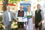 Preisträger der Kategorie nachhaltige Wassernutzung - Gewässerschutz:  v.l.n.r.: Landesrat Seitinger mit Karl, Paula und Lukas Schloffer