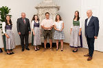 LH Hermann Schützenhöfer gratulierte gemeinsam mit den Weinhoheiten der Familie Leitner, die zum Weingut des Jahres gewählt wurden und drei Prämierungen erhielten. 