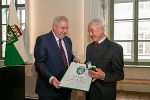 Landeshauptmann Hermann Schützenhöfer (l.) zeichnete Vizekanzler a.D. Josef Riegler (r.) mit dem Ehrenring des Landes Steiermark aus. © Bilder: Land Steiermark/Robert Frankl; Verwendung bei Quellenangabe honorarfrei