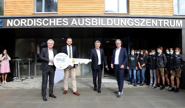 LH-Stv. Anton Lang, Bgm. Thomas Rauninger, VK Werner Kogler und Sport-LR Christopher Drexler (v.l.) vor dem neuen Sport-Campus in Eisenerz. © GEPA Pictures/Nutzung bei Quellenangabe honorarfrei