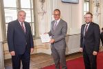 LH Hermann Schützenhöfer und KO Hannes Schwarz verliehen Wolfgang Muchitsch (m.) den Berufstitel „Professor“. © Fotos: Land Steiermark/Foto Fischer; Nutzung bei Quellenangabe honorarfrei LH Hermann Schützenhöfer und KO Hannes Schwarz verliehen Wolfgang Muchitsch (m.) den Berufstitel „Professor“.