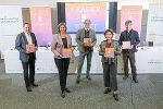 Harald Kraxner (Sprecher der Steirischen LEADER-Manager), Landesrätin Barbara Eibinger-Miedl, Bürgermeister Christoph Stark, Landesrätin Ursula Lackner und Wolfgang Berger (Manager LAG Zeitkultur Oststeirisches Kernland) (v.l.) bei der Präsentation der LEADER-Broschüre.