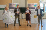 Präsentierten gemeinsam das neue Wetterportal: Andrea Gössinger-Wieser, Alexander Podesser, LRin Ursula Lackner und Friedrich Hofer (v.l.) © Foto: Land Steiermark/ Purgstaller; bei Quellenangabe honorarfrei Präsentierten gemeinsam das neue Wetterportal: Andrea Gössinger-Wieser, Alexander Podesser, LRin Ursula Lackner und Friedrich Hofer (v.l.)