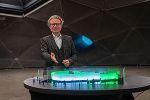 Kulturlandesrat Christopher Drexler mit einem Modell des mobilen Pavillons
