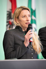 Gesundheitslandesrätin Juliane Bogner-Strauß appelliert an Zusammenhalt und Eigenverantwortung im Kampf gegen das Corona-Virus.