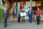 Zarfl Günter und seine Mutter bekamen den Tierschutzpreis von LH-Stv. Anton Lang, LR Johann Seitinger, TSO Barbara Fiala-Köck und LK-Vizepräs. Maria Pein überreicht. © Foto: Land Steiermark/Foto Frankl; bei Quellenangabe honorarfrei Zarfl Günter und seine Mutter bekamen den Tierschutzpreis von LH-Stv. Anton Lang, LR Johann Seitinger, TSO Barbara Fiala-Köck und LK-Vizepräs. Maria Pein überreicht.