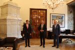 Auch den Botschafter von Österreich in Ungarn, Alexander Grubmayr (l.) und Honorarkonsul Rudi Roth (r.) konnte Drexler (M.) heute in seinem Büro im Grazer Landhaus begrüßen.
