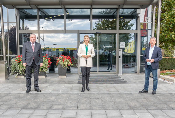 Landeshauptmann Hermann Schützenhöfer, Arbeitsministerin Christine Aschbacher und Anton Paar-Geschäftsführer Friedrich Santner (v.l.) ©      