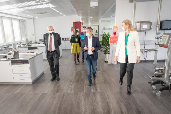 Mit der Corona-Joboffensive werden arbeitsmarktnahe Aus- und Weiterbildungsmaßnahmen sowie Lehrabschlüsse auch in Zeiten der COVID-19-Pandemie gefördert. © Land Steiermark/Jesse Streibl; bei Quellenangabe honorarfrei