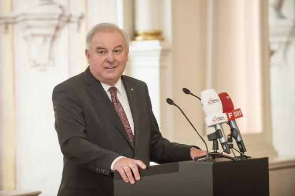 LH Schützenhöfer hob in seiner Laudatio die wichtigsten Lebensstationen von Klasnic hervor. ©      