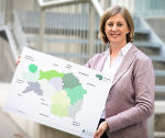 Landesrätin Barbara Eibinger-Miedl mit der neuen Landkarte der touristischen Steiermark.