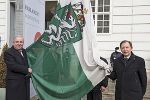 Vor dem Parlamentsgebäude hissten der Vorsitzende der Landeshauptleutekonferenz Landeshauptmann Hermann Schützenhöfer und Bundesratspräsident Christian Buchmann die steirische Fahne.