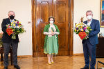 Blumenkönigin Julia II. überreichte LH Schützenhöfer und LH-Stv. Lang ihre Valentinsgrüße. © Land Steiermark/Streibl; Nutzung bei Quellenangabe honorarfrei Blumenkönigin Julia II. überreichte LH Schützenhöfer und LH-Stv. Lang ihre Valentinsgrüße.