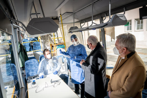 LH Schützenhöfer und LH-Stv. Anton Lang lobten die große Testbereitschaft der Steirerinnen und Steirer. © Land Steiermark/Jesse Streibl; bei Quellenangabe honorarfrei