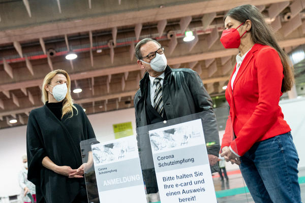 Start der Impfstraße in Graz als ein Baustein der beginnenden Bevölkerungsimpfung in der Steiermark. © Land Steiermark/Jesse Streibl. Bei Quellenangabe honorarfrei.