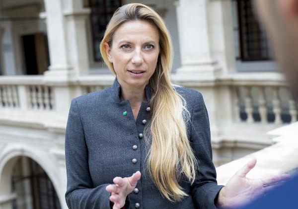 Frauenlandesrätin Bogner-Strauß betont, dass der Weltfrauentag auch nach über 100 Jahren ein enorm wichtiges Zeichen sei, vor allem in herausfordernden Zeiten wie diesen. © Marja Kanizaj; bei Quellenangabe honorarfrei