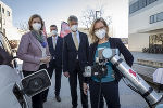 v.l.: Wissenschaftslandesrätin Barbara Eibinger-Miedl, TU-Vizerektor Horst Bischof, TU-Rektor HArald Kainz und Klimaschutzministerin Leonore Gewessler. © TU Graz/Lunghammer