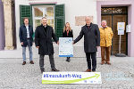 Abteilungsleiter Johann Wiedner (Land Steiermark, Wasserwirtschaft), Bgm. Johann Schirnhofer, Projektpartner Victoria Allmer (Klima- und Energiemodellregion Naturpark Pöllauer Tal), LR Hans Seitinger und Obmann Franz Grabenhofer (Naturpark Pöllauertal) (v.l.) bei der Überreichung der Sieger-Plakette und Urkunde.