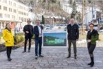 GR Brigitte Pürcher, Alexander Kada, LR Christopher Drexler, Bgm. Hermann Trinker und Alexia Getzinger vor dem Wetzlarerplatz in Schladming, wo der 800 Quadratmeter große mobile Ausstellungspavillon von 14. August bis 5. September für die Besucherinnen und Besucher geöffnet sein wird.