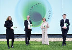 Kuratorin Astrid Kury, Kulturlandesrat Christopher Drexler, Aglaia Szyszkowitz (die steirische Schauspielerin spricht das Intro für die Besucherinnen und Besucher des mobilen Ausstellungspavillons) und Alexander Kada (Gestalter des mobilen Pavillons) (v.l.)