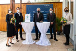 Landeshauptmann Hermann Schützenhöfer (3.v.l) gratulierte Prokuristin Eva Gferrer (l.) und Geschäftsführer Michael Stark (2.v.l.) im Beisein von Generaldirektor Martin Schaller und Vorstandsdirektorin Ariane Pfleger zur Verleihung des Landeswappens.