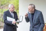 LH Hermann Schützenhöfer überreichte Fußball-Ikone Ivica Osim zu Hause das Große Ehrenzeichen des Landes Steiermark
