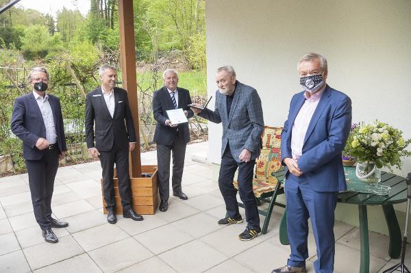 Sportlandesrat Christopher Drexler, SK Sturm-Präsident Christian Jauk, Landeshauptmann Hermann Schützenhöfer und Landeshauptmann-Stv. Anton Lang gratulierten Osim bei der Überreichung des Großen Ehrenzeichen des Landes Steiermark an Ivica Osim im Mai 2021. © Foto Fischer; bei Quellenangabe honorarfrei