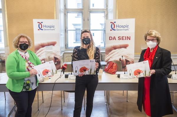 Gesundheitslandesrätin Juliane Bogner-Strauß (m.) mit Monika Benigni, HPCPH Projektleitung Hospizverein Steiermark (l.) und Waltraud Klasnic, Präsidentin Dachverband Hospiz Österreich (r.). © Fotos: Foto Fischer