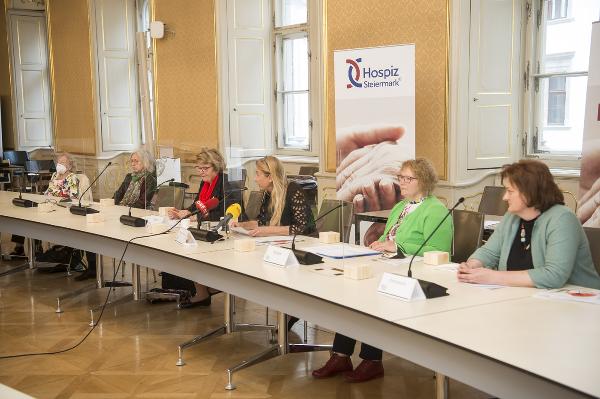 Bei der heutigen Pressekonferenz blickte man in die Vergangenheit und Zukunft von Hospiz und Palliativ Care. ©      