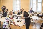 Gesundheitslandesrätin Juliane Bogner-Strauß im Gespräch mit Ingeborg Neuhold, einer Bewohnerin des Pflegeheims Erika Horn. Gesundheitslandesrätin Juliane Bogner-Strauß im Gespräch mit Ingeborg Neuhold, einer Bewohnerin des Pflegeheims Erika Horn.