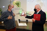 Maler Gerald Brettschuh wurde von LH Hermann Schützenhöfer ausgezeichnet. © Heinz Pachernegg; Nutzung bei Quellenangabe honorarfrei Maler Gerald Brettschuh wurde von LH Hermann Schützenhöfer ausgezeichnet.