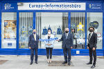 EU-Kommissar Johannes Hahn mit Tina Obermoser (Europe Direct Steiermark), LH Hermann Schützenhöfer und Abteilungsleiter Patrick Schnabl © Land Steiermark / Foto Fischer (alle Fotos)