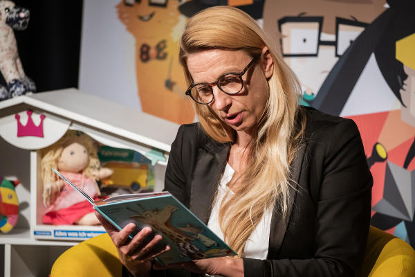 Landesrätin Juliane Bogner-Strauß unterstrich die Wichtigkeit des Lesen und dankte allen Sponsorinnen und Sponsoren, die den 4. Steirischen Vorlesetag möglich machen. © Regine Schöttl; bei Quellenangabe honorarfrei