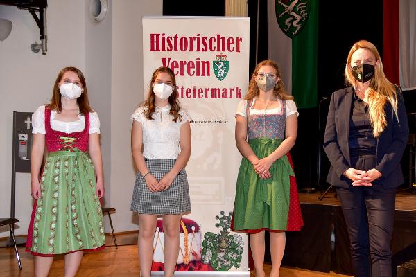 Überreichung der Tremel-Medaillen: Martina Pignitter (BG/BRG/BORG Köflch), Lisa Schaffer (BG/BRG Weiz), Simone Diepold (BG/BRG Bruck/Mur) und LR Juliane Bogner-Strauß. © Wolfgang Thierrichter; Nutzung bei Quellenangabe honorarfrei