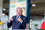 Landeshauptmann Hermann Schützenhöfer zeigt sich erfreut über den bisherigen Impffortschritt und rief dazu auf, sich weiterhin zur Impfung anzumelden. © Land Steiermark/Jesse Streibl; bei Quellenangabe honorarfrei Landeshauptmann Hermann Schützenhöfer zeigt sich erfreut über den bisherigen Impffortschritt und rief dazu auf, sich weiterhin zur Impfung anzumelden.