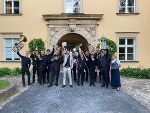 Christoph Straka und Maria Schütz (Bildungshaus) mit dem Ensemble der Austrian Brass Band © Foto: Cornelia Knabl; bei Quellenangabe honorarfrei