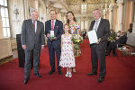 LH Hermann Schützenhöfer und LH Stv. Anton Lang überreichten Rudolf Roth in Anwesenheit seiner Familie das Große Goldene Ehrenzeichen