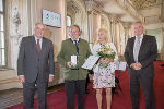 LH Hermann Schützenhöfer und LH-Stv. Anton Lang überreichten Georg Wolf-Schönach mit seiner Frau das Ehrenzeichen © Foto: Land Steiermark/Foto Fischer; bei Quellenangabe honorarfrei LH Hermann Schützenhöfer und LH-Stv. Anton Lang überreichten Georg Wolf-Schönach mit seiner Frau das Ehrenzeichen