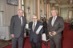 An den Historiker Günther Jontes überreichten LH Hermann Schützenhöfer und LH-Stv. Anton Lang das Große Goldene Ehrenzeichen © Foto: Land Steiermark/Foto Fischer; bei Quellenangabe honorarfrei An den Historiker Günther Jontes überreichten LH Hermann Schützenhöfer und LH-Stv. Anton Lang das Große Goldene Ehrenzeichen