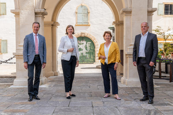 Mit vereinten Kräften zu einem neuen FH-Standort für Gesundheits- und Krankenpflegeberufe in Kapfenberg: Kapfenbergs Bürgermeister Fritz Kratzer, Landesrätin Barbara Eibinger-Miedl, Landesrätin Ursula Lackner und Kapfenbergs Vizebürgermeister Erwin Fuchs (v.l.) © Land Steiermark/Streibl; Nutzung bei Quellenangabe honorarfrei