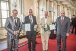Der langjährigen Stadtamtsdirektor der Stadtgemeinde Leoben, Wolfgang Domian (3.v.l.) und der ehemalige Präsident der Landes- und Bundeskammer für Architekten und Ingenieurkonsulenten Gerald Fuxjäger (4.v.l.) wurden von LH Hermann Schützenhöfer (r.) und LH-Stv. Anton Lang (l.) mit dem Großen Ehrenzeichen des Landes Steiermark ausgezeichnet. Der langjährigen Stadtamtsdirektor der Stadtgemeinde Leoben, Wolfgang Domian (3.v.l.) und der ehemalige Präsident der Landes- und Bundeskammer für Architekten und Ingenieurkonsulenten Gerald Fuxjäger (4.v.l.) wurden von LH Hermann Schützenhöfer (r.) und LH-Stv. Anton Lang (l.) mit dem Großen Ehrenzeichen des Landes Steiermark ausgezeichnet.