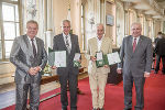 Der langjährigen Stadtamtsdirektor der Stadtgemeinde Leoben, Wolfgang Domian (3.v.l.) und der ehemalige Präsident der Landes- und Bundeskammer für Architekten und Ingenieurkonsulenten Gerald Fuxjäger (4.v.l.) wurden von LH Hermann Schützenhöfer (r.) und LH-Stv. Anton Lang (l.) mit dem Großen Ehrenzeichen des Landes Steiermark ausgezeichnet.